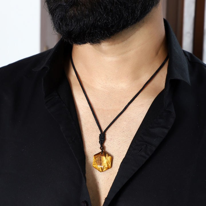 A visual representation of the weight of the pendant necklace, emphasizing its substantial yet comfortable feel on the neckline.