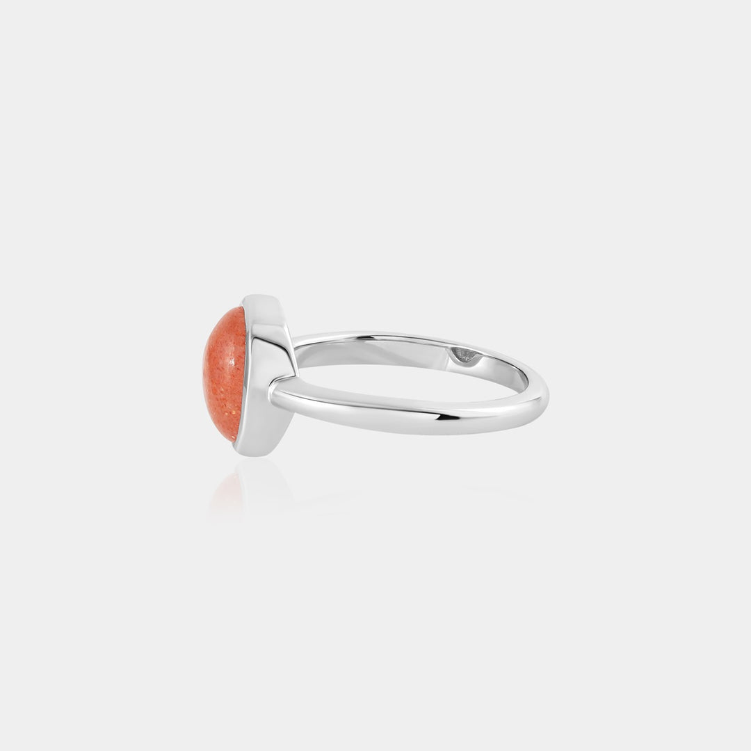 the intricate bezel setting of the 2.90 Carat oval Sunstone on the 925 Sterling Silver band.